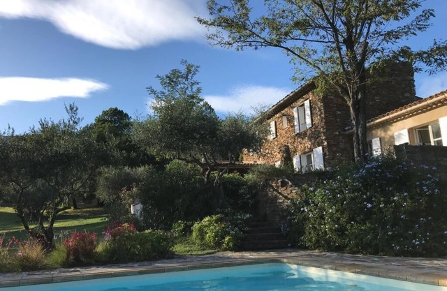 Authentic Provencal farmhouse with all comforts in a large garden