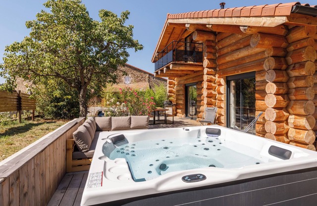 Auvergne: 5* chalet with spa in the heart of a Fjords horse farm