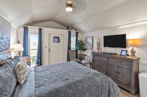 Avail This Weekend, Romantic, Kayaks!