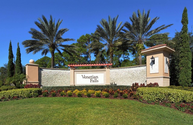 Available for 2025-26 Season Venetian Falls, Venice, FL 2 bed, 2 bath plus den
