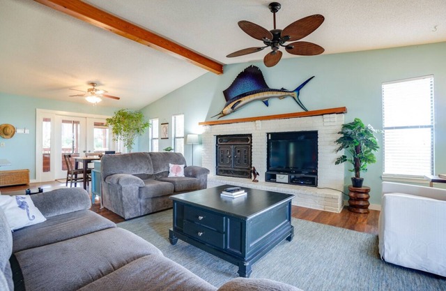 Available for Fall Getaways! Dog-Friendly! Bay Views! Screened-in Porch! Sunset Views!