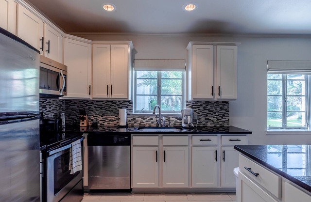 Avenue Gardens - Great Location 1 BR on St. Charles