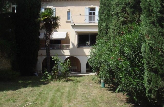 Avignon Center intra-muros, 5 bedrooms, large provencal garden, private garage