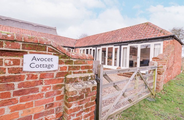 AVOCET COTTAGE, pet friendly, character holiday cottage in Westleton