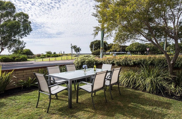 Away in the Bay, beachfront panorama, Free WiFi
