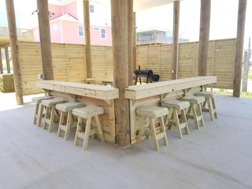 Awesome Deck, fenced yard! Pet & kid friendly!