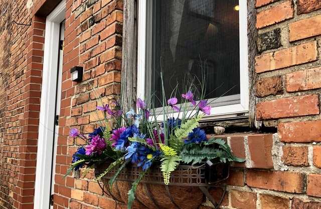 Awesome Downtown Gypsy loft next to popular Venue SW of Lansing.