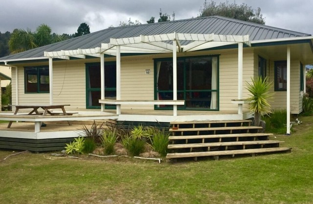 Awesome family bach at stunning Matarangi beach!