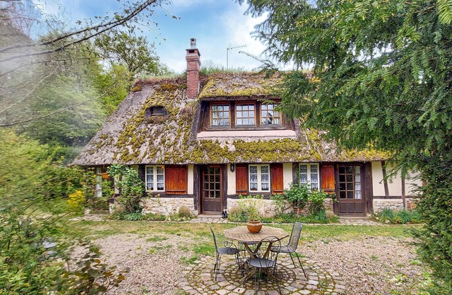 Awesome home in Sainte-Opportune la Ma