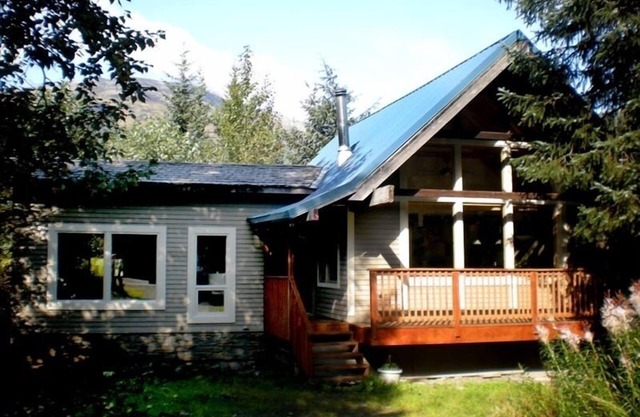 Awesome Fully Furnished Ski Chalet for 6 is Close to Slopes!