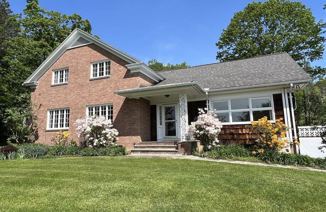 Awesome Hills, Terrific views, spacious interior, large patio, minutes to ASV