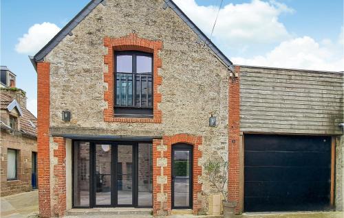 Awesome Home In Saint-Vaast-La-Hougue