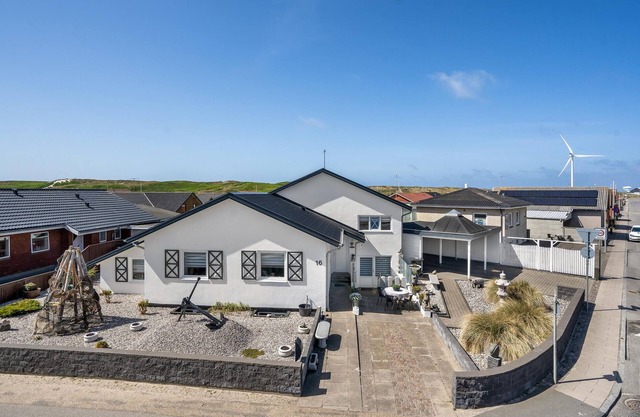 Awesome home in Hvide Sande with WiFi