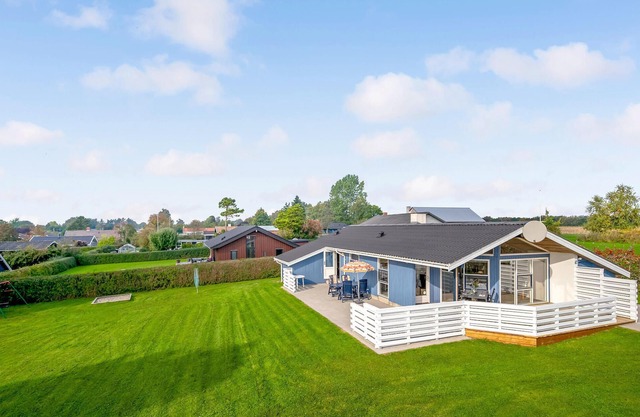 Awesome home in Juelsminde with kitchen