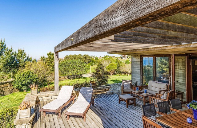 Awesome home in Noalla with house sea view
