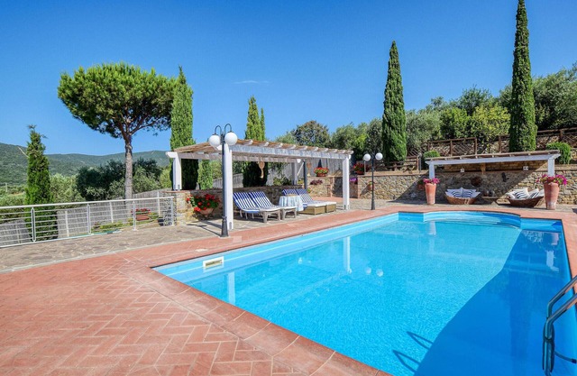 Awesome home in Castiglione della Pesc
