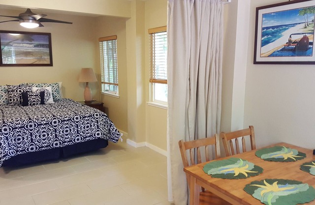 Awesome private studio w/AC one block to Sunset Beach