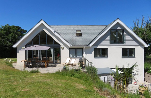 Awesome slidehouse close to coastpath,pubs,beaches sleeps 12-14 late discount