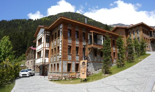 Ayder Altıparmak Suit