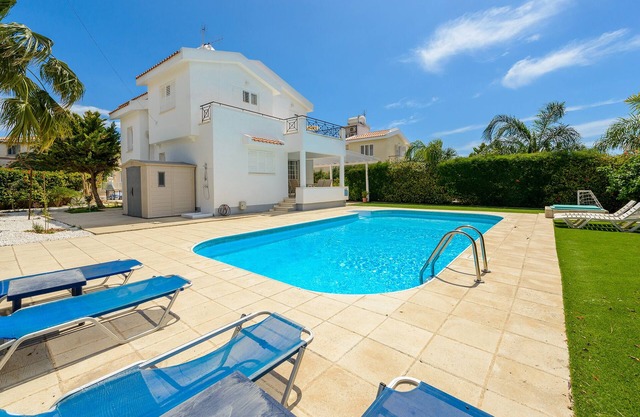 Ayia Napa Holiday Villa MA3 - a villa that sleeps 8 guests in 4 bedrooms