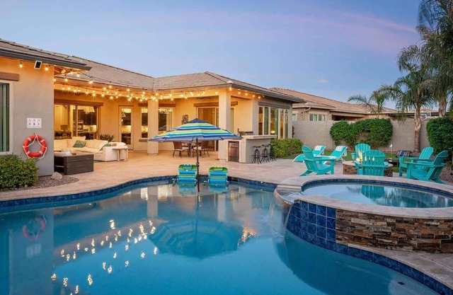 Azalea Palms: Luxe Home, Putt, Pool, Spa, Firepit