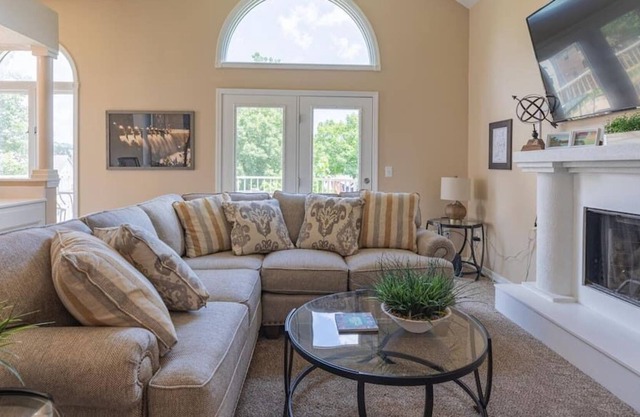 B 32-3 3rd Night Free! Freshly painted and upgraded.