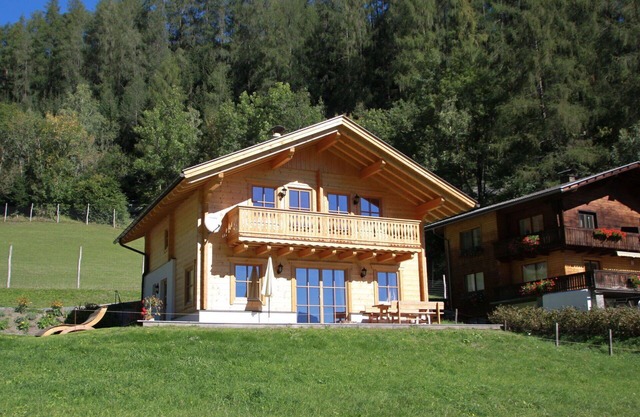 Beautiful apartment in villa for 6 guests with WIFI, TV, terrace, pets allowed and parking