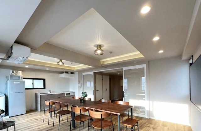 b hotel Spacious 2 level apartment 4BR for 16 PPL