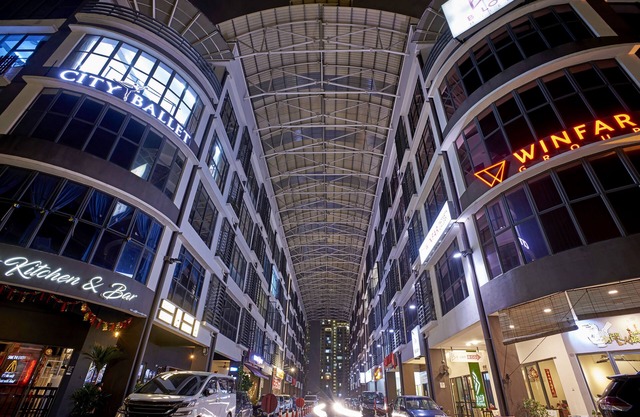 B Lot Hotel