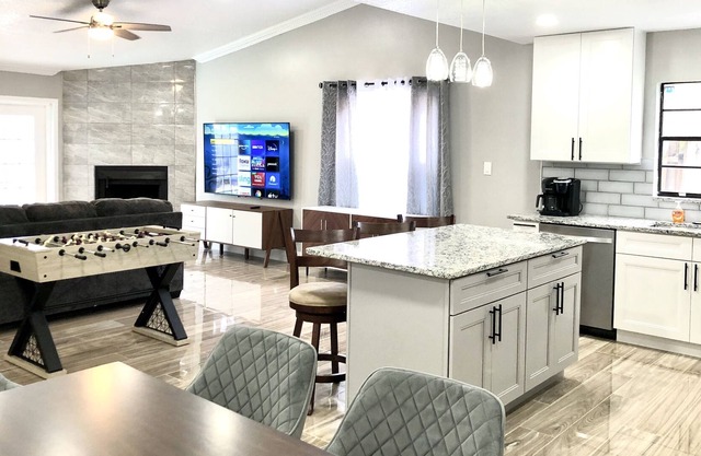 (B) Newly remodeled. Mid century Modern House with Pool. Beautiful