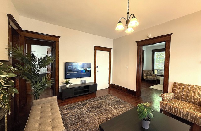 B4-Beautiful 3Br w Balcony/parking/wi-fi CLOSE TO ALL