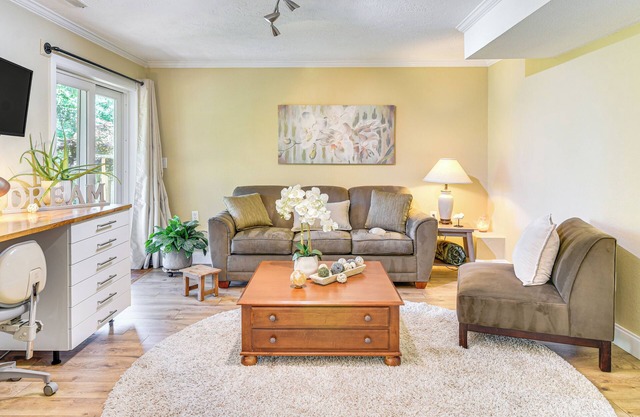 Backs to Wetlands: Tranquil Beaverton Retreat!