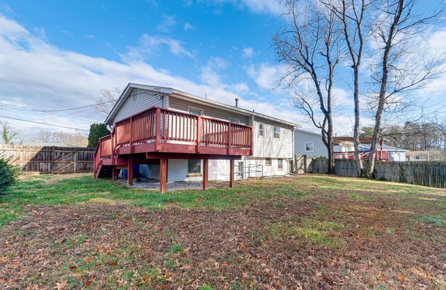 Backyard + Deck: Family-Friendly Lorton Home!