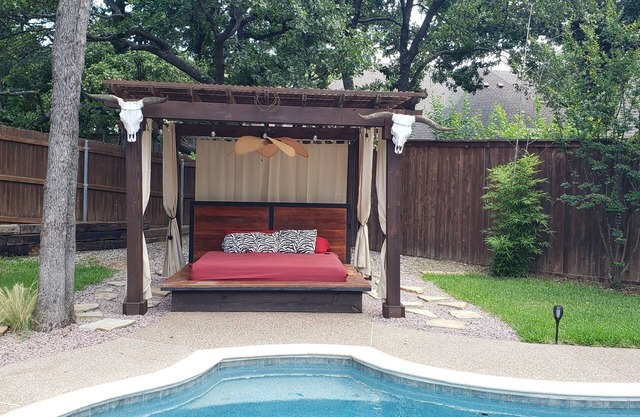 Backyard haven, modern house in upscale subdivision