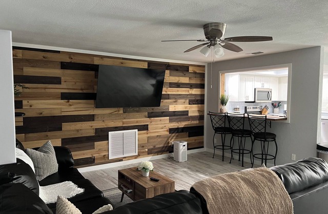 Backyard , washer and dryer, four smartnTVs°Full Kitchen°free Parking°King