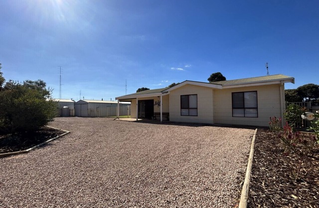 Bailey's Place - Freshly Renovated 3 BR Home Close to Beach