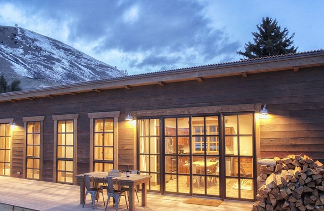 Baitshop Cabin Privacy in Downtown Jackson 2 blocks to Town Square w/A/C