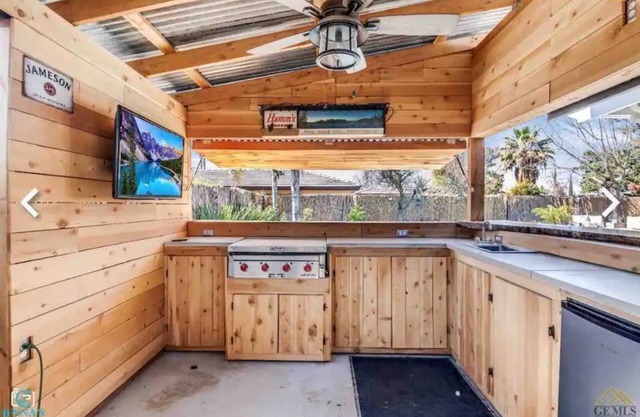 Bakersfield Outdoor Oasis - Kitchen, Bar, Pool, Spa, Fire