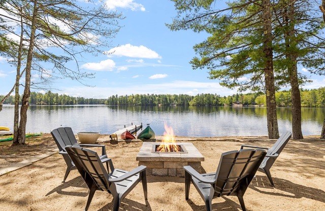 Balch Lake Bungalow -Lakeside Retreat - NEWLY RENOVATED, 90+ FT OF PRIVATE BEACH