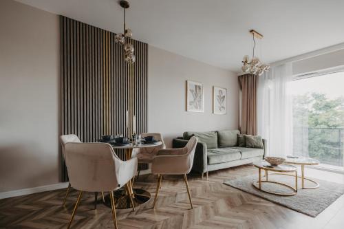 Balcony & Parking, Modern Elegant Apartment! Near Tram