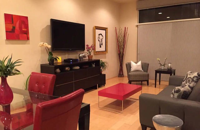 Balloon Fiesta 3-Story Loft downtown w/gated security & jacuzzi bathtub.