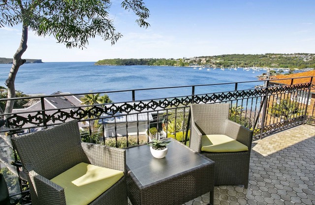 Balmoral Dreaming - 50m walk to the beach, large 2 bedroom with balcony