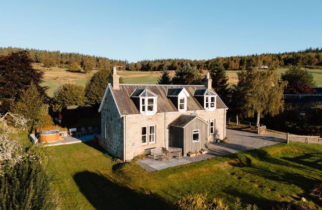 Balvattan Farmhouse - a lodge that sleeps 10 guests in 5 bedrooms