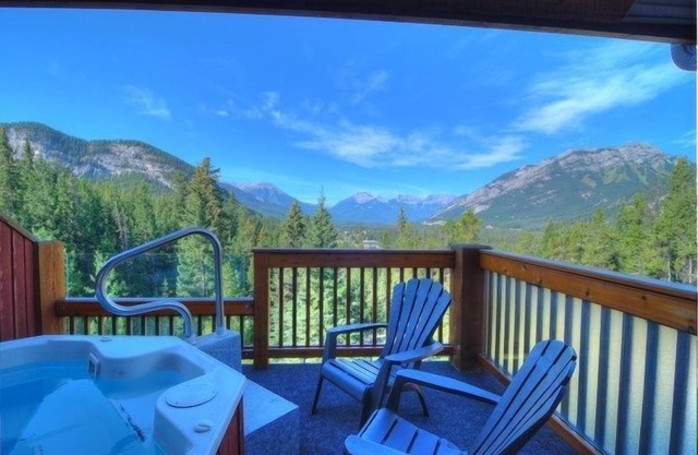 Banff Getaway in great Location | Private Hot Tub!