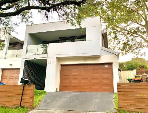 Bankstown 4 Br house close to Shopping & Station