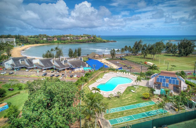 Banyan Harbor #E56, Walk to Beach, Wifi, AC, Pool, Parking, Laundry