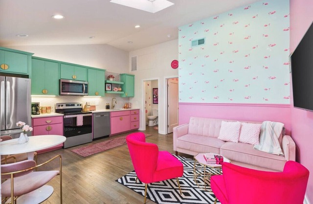 Barbie Dream Condo - Near Restaurants, Coffee & Bar