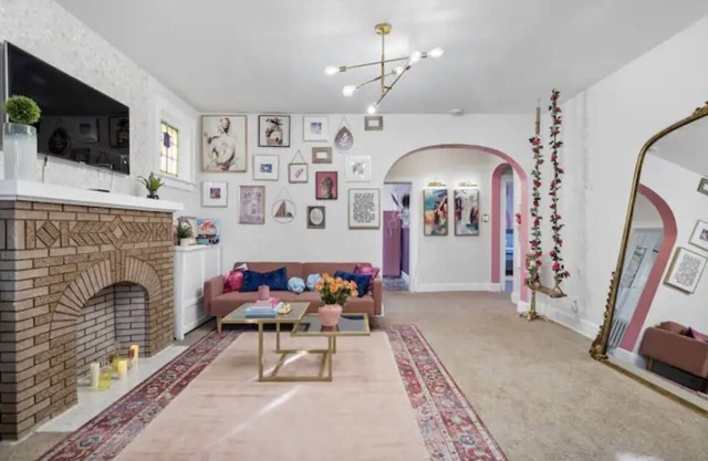 Barbie Dream Loft! Wine/Yard/King Bed/Parking!