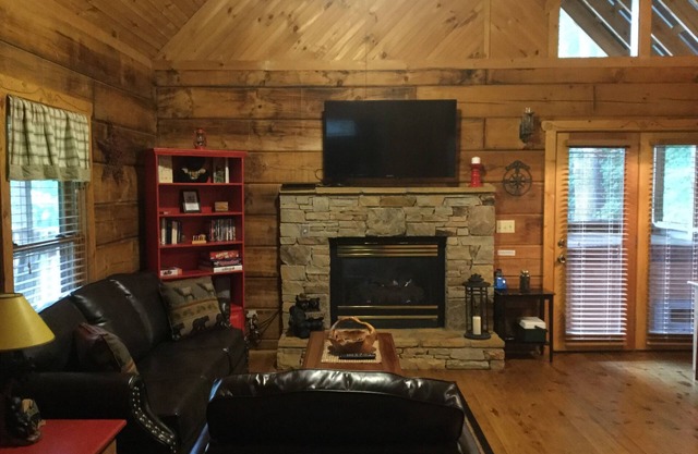 BARE FEET CABIN A Cozy Romantic Getaway Free WiFi/Hottub/Jetted tub/Fireplace