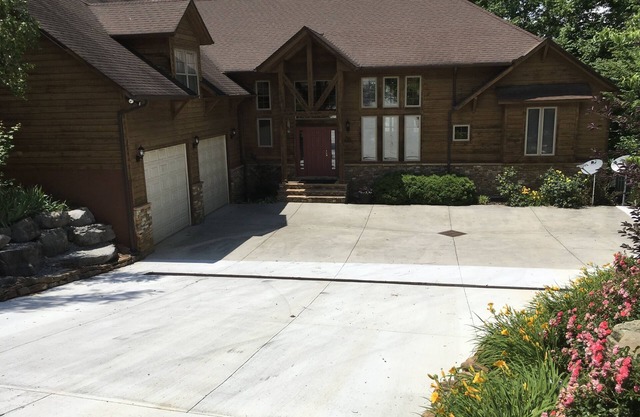 Barefoot Landing -Best Dock on the lake, Hot Tub, Fire Pit, Game Room, 2 Kitchen